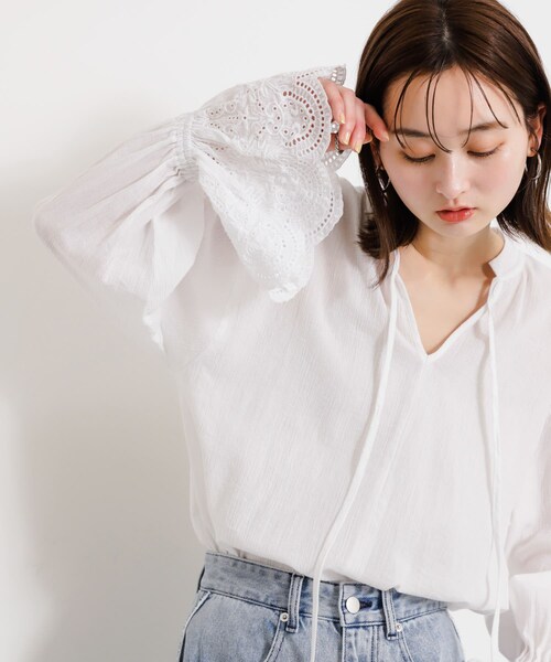 SENSE OF PLACE by URBAN RESEARCH(センスオブプレイスバイアーバンリサーチ)の「スカラップレースヨウリュウブラウス(シャツ/ブラウス・レディース・BLACK/OFF WHITE/CORAL・one)」の6枚目の写真