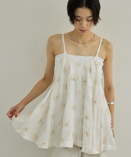 ADAM ET ROPE'(アダムエロペ)の「【WEB先行販売】【crinkle crinkle crinkle】別注レーヨンシャンタン 3D刺繍キャミソール(キャミソール・レディース・ブラック/ホワイト・F)」の14枚目の写真