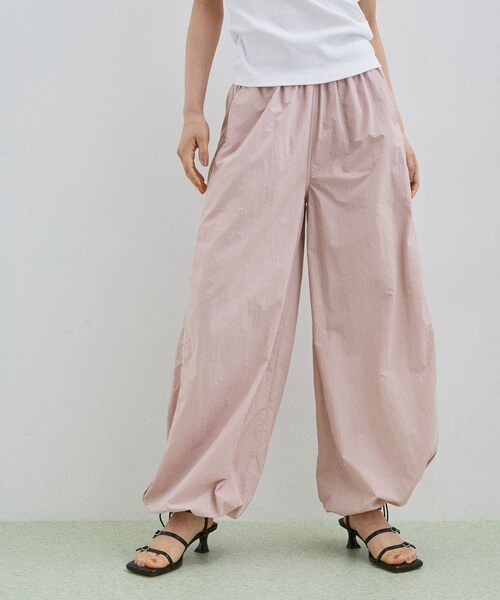 ADAM ET ROPE'（アダムエロペ）の「【DISCUS for ADAM ET ROPE'】別注 NYLON PANTS（カーゴパンツ・レディース・ブラック/ホワイト/ラベンダー・F）」の3枚目の写真