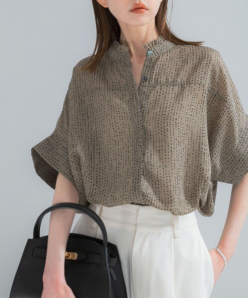 URBAN RESEARCH ROSSO（アーバンリサーチロッソ）の「『WEB/一部店舗限定』ウォッシャブルドットフリルネックブラウス（シャツ/ブラウス・レディース・OFF DOT/KHAKI DOT/BLACK DOT・Free）」の3枚目の写真