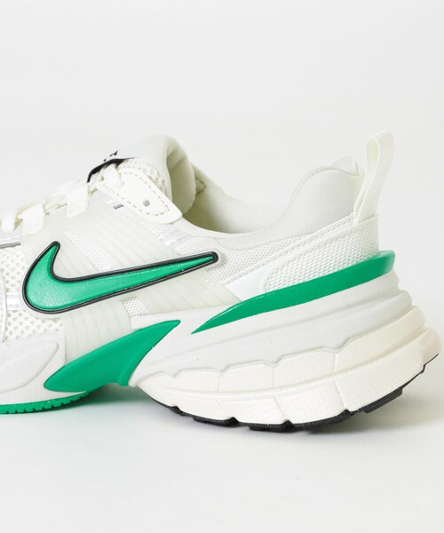 URBAN RESEARCH（アーバンリサーチ）の「NIKE　V2Kラン（スニーカー・レディース・ピュア メタリック/ホワイト/シルバー/SAIL/ST GR/PRTCL BG・23.5/24/24.5/23/25）」の21枚目の写真
