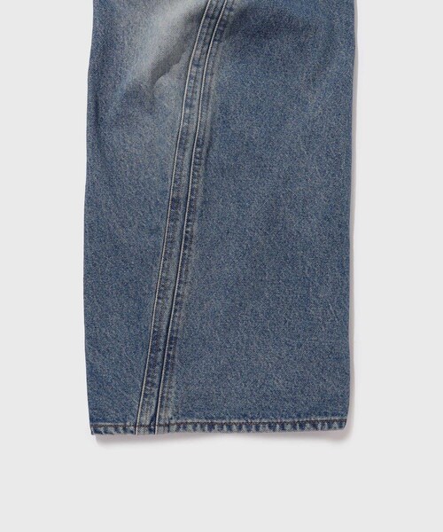 ADAM ET ROPE'（アダムエロペ）の「【NVRFRGT/ネヴァーフォーゲット】3D TWISTED WIDE LEG JEANS VINTAGE FADED INDIGO（デニムパンツ・メンズ・ブルー系・1/2）」の8枚目の写真