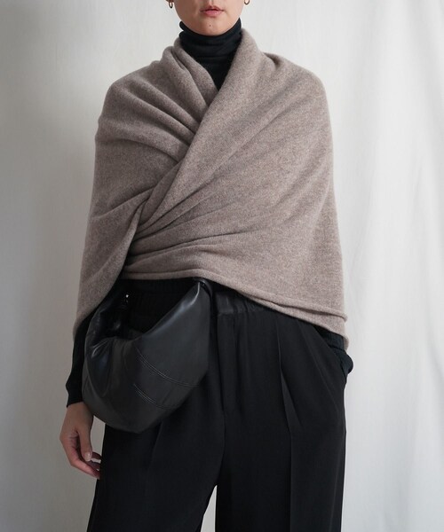 ROPE'(ロペ)の「GWIL CASHMERE PANTS|カシミア100%大判ストール(ストール/ショール・レディース・ブラック/ベージュ・F)」の12枚目の写真
