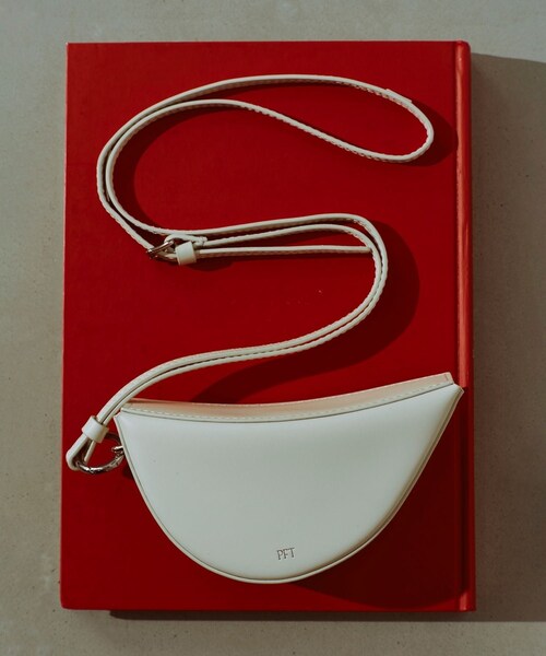 ADAM ET ROPE'（アダムエロペ）の「【PFT】Tori Mini チャーム（ポーチ・レディース・ホワイト/キャメル・F）」の4枚目の写真
