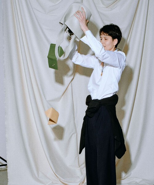 URBAN RESEARCH（アーバンリサーチ）の「MARROW　BARREL HANDLE（ハンドバッグ・レディース・BLACK/PEARL GRAY・-）」の6枚目の写真