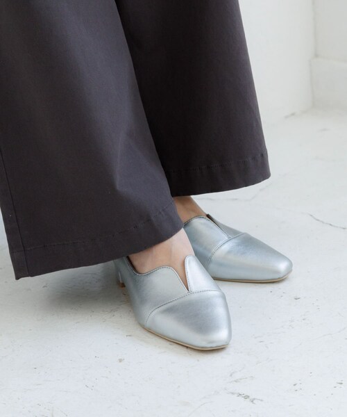 URBAN RESEARCH Sonny Label（アーバンリサーチサニーレーベル）の「Vカットローヒールパンプス（パンプス・レディース・ブラック/アイボリー/シルバー・S/M/L）」の3枚目の写真