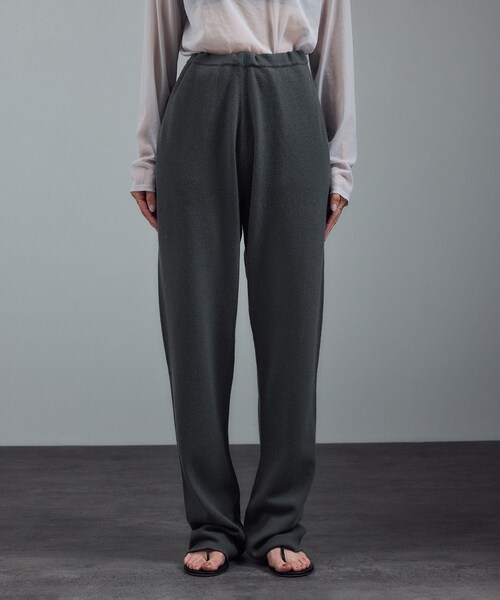 ADAM ET ROPE'(アダムエロペ)の「【extreme cashmere(エクストリーム・カシミア)】rush(その他パンツ・レディース・チャコール/ライトグレー・F)」の21枚目の写真