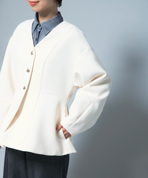 URBAN RESEARCH ROSSO（アーバンリサーチロッソ）の「『WEB限定』デザインボタンペプラムツイルジャケット（ノーカラージャケット・レディース・IVORY/BLACK・Free）」の12枚目の写真