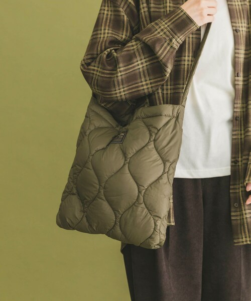 ITEMS URBANRESEARCH（アイテムズ アーバンリサーチ）の「TAION　Cross Body Down Bag -M（ショルダーバッグ・メンズ・BLK/G.BEIGE/D.OLIVE/D.NAVY/PAINT CAMO・-）」の22枚目の写真
