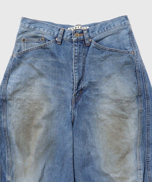ADAM ET ROPE'（アダムエロペ）の「【NVRFRGT/ネヴァーフォーゲット】3D TWISTED JORTS（デニムパンツ・メンズ・ブルー系・1/2）」の6枚目の写真
