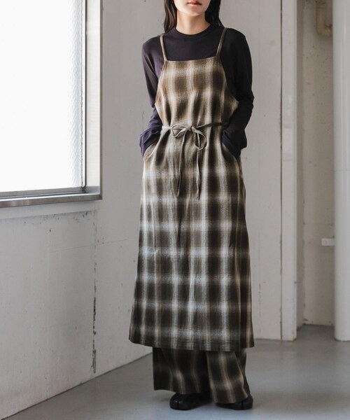 URBAN RESEARCH DOORS(アーバンリサーチドアーズ)の「FORK&SPOON オンブレチェックエプロンワンピース(ワンピース・レディース・BLU×BRN/BEG×KHK・1/2)」の2枚目の写真
