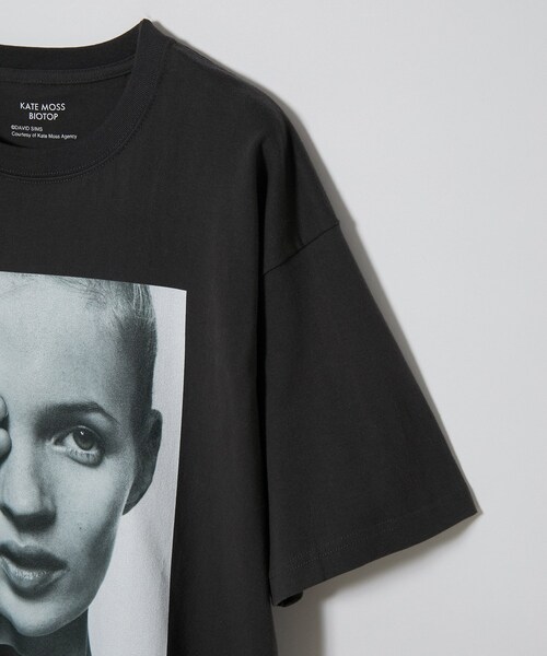 ADAM ET ROPE'（アダムエロペ）の「9/1(金)12:00〜 予約受付開始【KateMoss by David Sims】 Looks Can Kill T（Tシャツ/カットソー・レディース・ブラック/ホワイト・XL/L/M）」の21枚目の写真