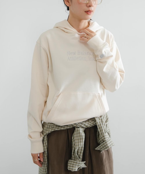 URBAN RESEARCH(アーバンリサーチ)の「NEW BALANCE Athleticsクラシックスフーディ(パーカー・レディース・ブラック/パーマフロスト・S)」の2枚目の写真