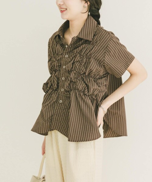 ITEMS URBANRESEARCH（アイテムズ アーバンリサーチ）の「シャーリングストライプシャツ（シャツ/ブラウス・レディース・BEG/BRN/BLK・Free）」の13枚目の写真