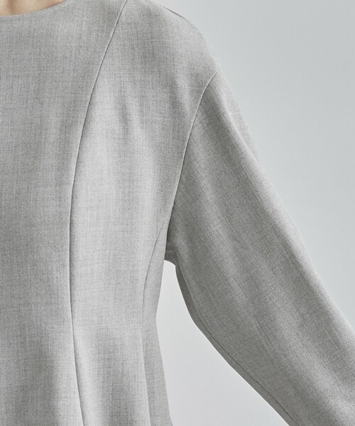 ROPE'（ロペ）の「裏起毛ペプラムブラウス/セットアップ対応（シャツ/ブラウス・レディース・グレー/ブラック/オフホワイト・38）」の17枚目の写真