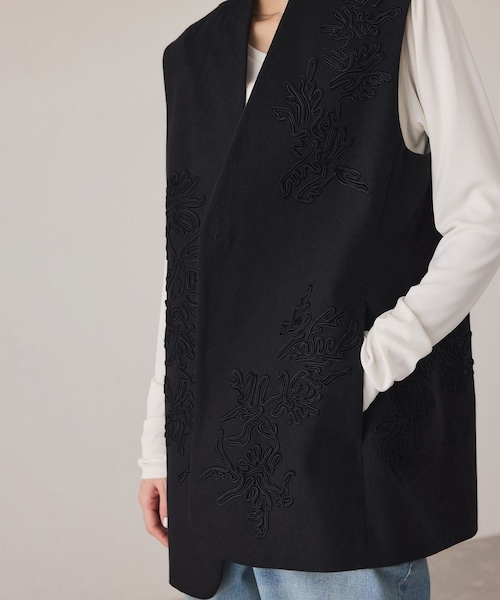 ADAM ET ROPE'（アダムエロペ）の「エンブロイダリージレ（ベスト・レディース・ブラック/キナリ・F）」の11枚目の写真