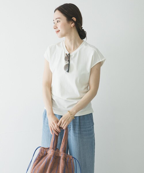 URBAN RESEARCH(アーバンリサーチ)の「サイドギャザーカットソー(Tシャツ/カットソー・レディース・OFF WHITE/BLACK/BROWN・Free)」の6枚目の写真