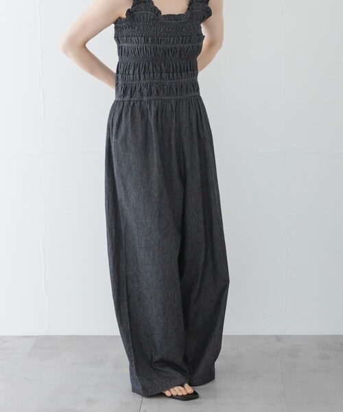 URBAN RESEARCH Sonny Label(アーバンリサーチサニーレーベル)の「フリルシャーリングサロペット(つなぎ/オールインワン・レディース・ブラック/インディゴ・36/38)」の7枚目の写真