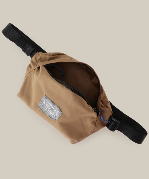 ADAM ET ROPE'（アダムエロペ）の「【Fredrik Packers】MIRO M（ボディバッグ/ウエストポーチ・レディース・ブラック/チャコール/ベージュ/オリーブ/レッド・F）」の9枚目の写真