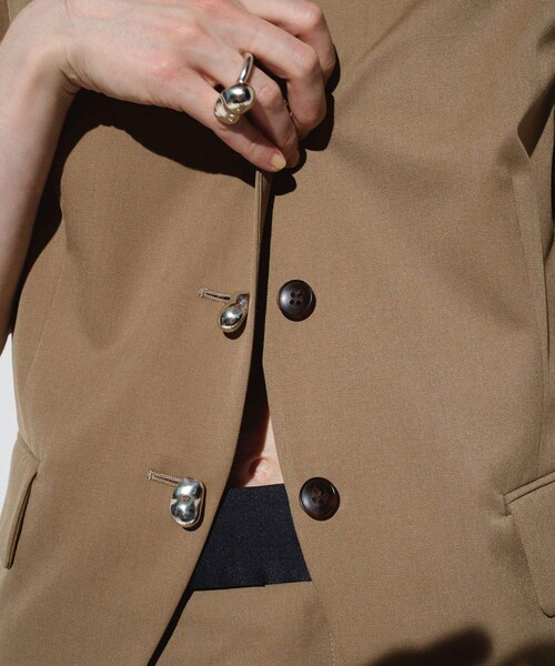 ADAM ET ROPE'（アダムエロペ）の「【EMOELLE】スリットネックハーフスリーブジャケット（ノーカラージャケット・レディース・ブラック系/ベージュ・F）」の5枚目の写真