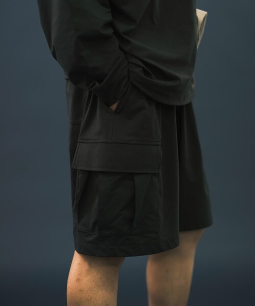 URBAN RESEARCH(アーバンリサーチ)の「Wide Dad BREEZY TECH CARGO SHORTS(その他パンツ・メンズ・D.NAVY/BLACK/CHARCOAL・1/2)」の22枚目の写真