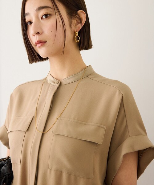 ROPE'(ロペ)の「ライトトリアセバックサテンフラップブラウス/セットアップ対応・イージーケア(シャツ/ブラウス・レディース・ベージュ/ネイビー/ダークブラウン/ブラック/ワイン・F)」の1枚目の写真