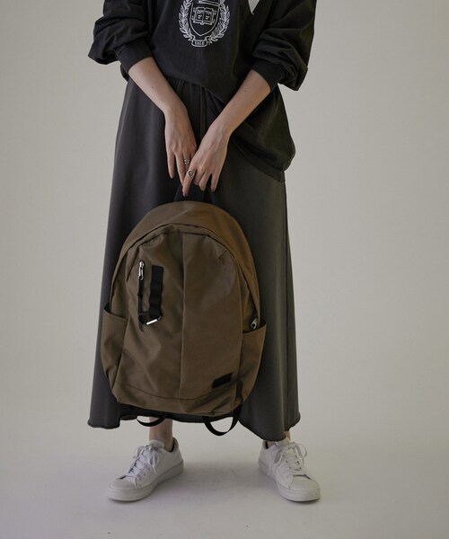 ADAM ET ROPE'（アダムエロペ）の「【WEB限定】[ショルダーバッグ付き・ユニセックスで使える・軽量・A4対応・大容量]バッグパック 3（バックパック/リュック・レディース・ブラック/グレー/グレー系/ダークブラウン/ネイビー・F）」の4枚目の写真