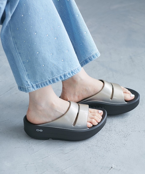 ROPE' PICNIC(ロペピクニック)の「【J'aDoRe限定】【OOFOS/ウーフォス】OOmega OOahh Luxe(サンダル・レディース・ブラック/ブラック系・23.0/24.0)」の7枚目の写真