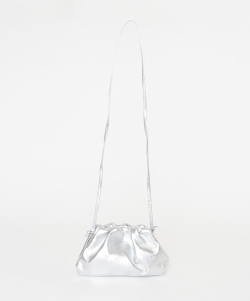 URBAN RESEARCH（アーバンリサーチ）の「レザーショルダーバッグ（ショルダーバッグ・レディース・BLACK/SILVER・-）」の2枚目の写真