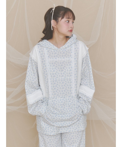 merry jenny（メリージェニー）の「flowerコラージュフーディ（パーカー・レディース・オフホワイト/アイボリー/ピンク/ブルー・F）」の2枚目の写真