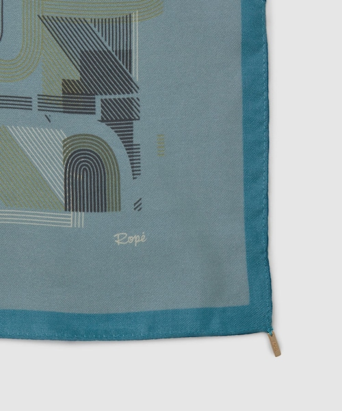 ROPE'（ロペ）の「RモノグラムシルクスカーフS（バンダナ/スカーフ・レディース・ベージュ/ブルー系/レッド・F）」の6枚目の写真