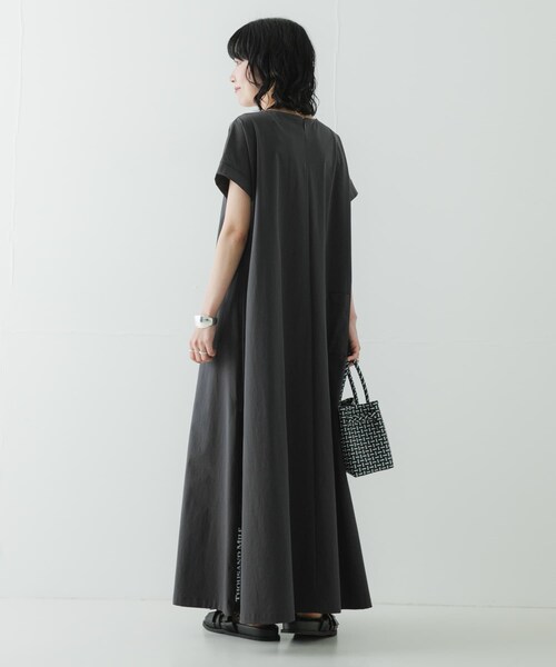URBAN RESEARCH(アーバンリサーチ)の「『吸水速乾/UVカット/イージーケア』『別注』THOUSAND MILE×URBAN RESEARCH FRENCH SLEEVE DRESS(ワンピース・レディース・BLACK/CHARCOAL・Free)」の12枚目の写真