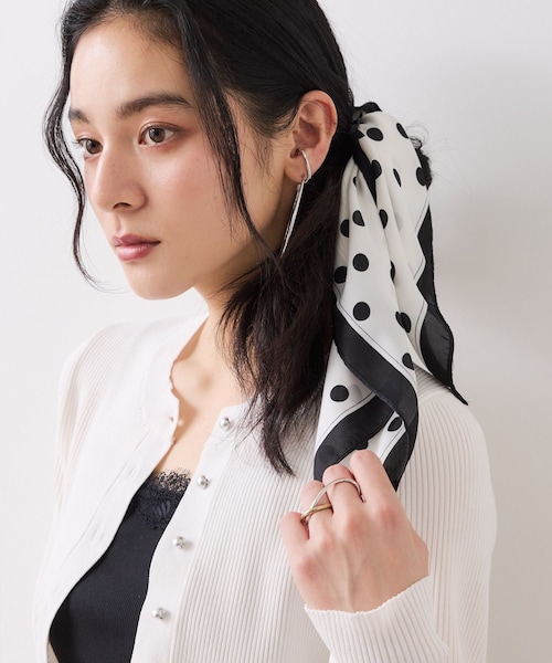VIS(ビス)の「ドット柄スカーフ 70×70cm(バンダナ/スカーフ・レディース・ブラック系/ホワイト系・F)」の7枚目の写真