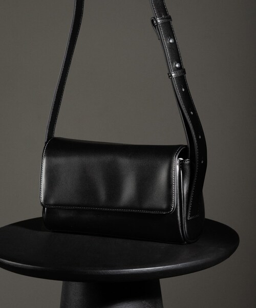 SENSE OF PLACE by URBAN RESEARCH(センスオブプレイスバイアーバンリサーチ)の「フラップショルダーバッグ(ショルダーバッグ・メンズ・BLACK/BROWN・one)」の1枚目の写真