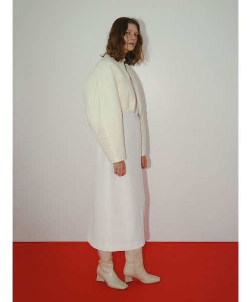 ELENDEEK（エレンディーク）の「SHORT PADDING JK（ノーカラージャケット・レディース・オフホワイト/ブラック・F）」の4枚目の写真