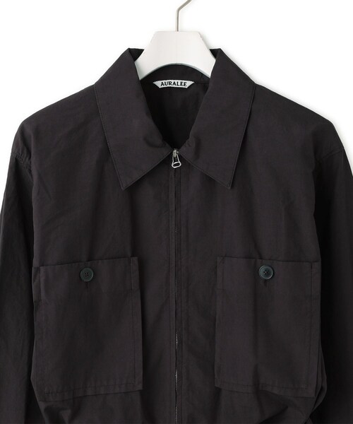 ADAM ET ROPE'(アダムエロペ)の「【AURALEE(オーラリー)】GARMENT-DYED FINX SHUTTLE WEATHER JUMPSUIT(つなぎ/オールインワン・レディース・ダークブラウン・1)」の4枚目の写真