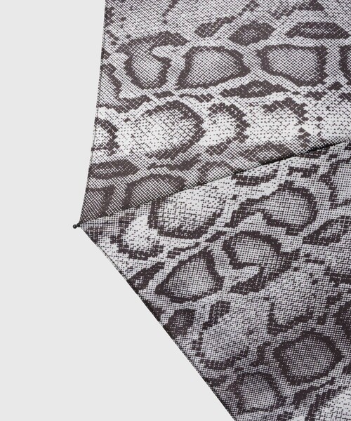 ADAM ET ROPE'(アダムエロペ)の「【carhartt/カーハート】SNAKE CAMO UMBRELLA(折りたたみ傘・メンズ・オフホワイト・F)」の6枚目の写真