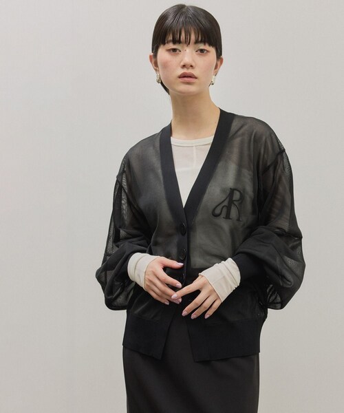 ADAM ET ROPE'(アダムエロペ)の「【サステナブル】シアーロゴカーディガン(カーディガン/ボレロ・レディース・ブラック/ホワイト/ブルー系・F)」の2枚目の写真