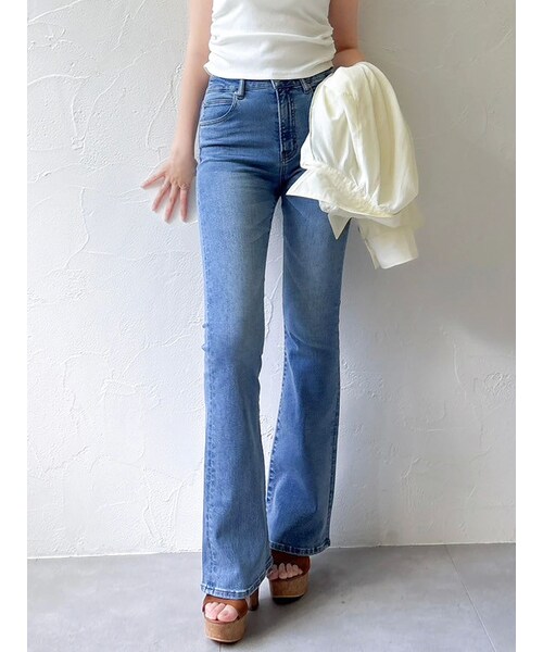 dazzlin（ダズリン）の「【吉田朱里】メイクアップフレアデニムパンツ（デニムパンツ・レディース・アイスブルー/インディゴ・XS/S/M/L）」の6枚目の写真