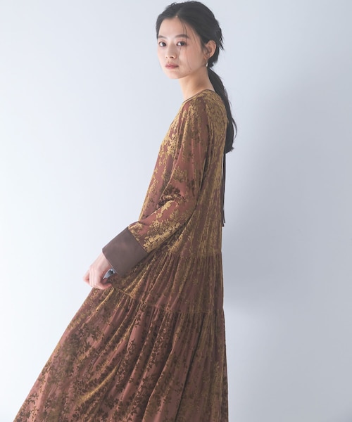 URBAN RESEARCH ROSSO（アーバンリサーチロッソ）の「『WEB/一部店舗限定』フロッキープリントティアードワンピース（ワンピース・レディース・BLACK/BROWN・Free）」の2枚目の写真
