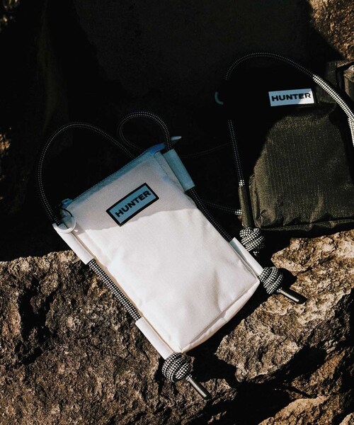 ADAM ET ROPE'(アダムエロペ)の「【HUNTER for ADAM ET ROPE'】別注トラベルフォンポーチ(ショルダーバッグ・レディース・ブラック/ホワイト・F)」の1枚目の写真