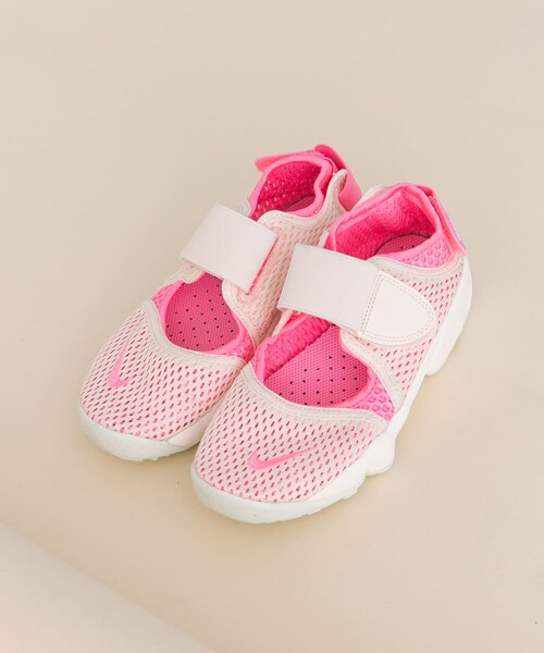 URBAN RESEARCH DOORS(アーバンリサーチドアーズ)の「NIKE ナイキリフト 2 GS/PS(KIDS)(シューズ小物/雑貨・キッズ・CHALK/PINK・18/19/20/21)」の5枚目の写真