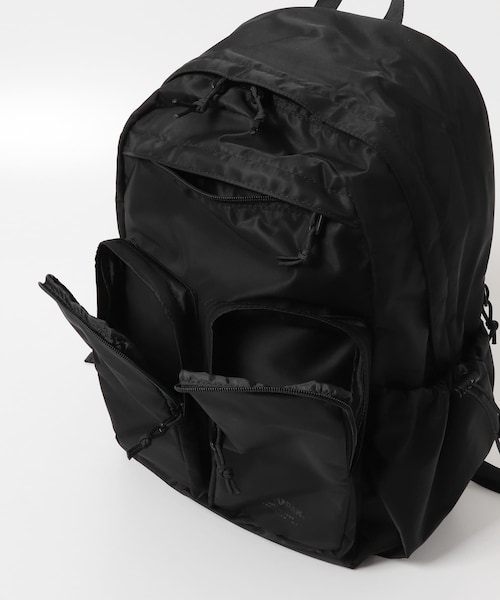 URBAN RESEARCH DOORS(アーバンリサーチドアーズ)の「『別注』YAKPAK×DOORS マルチポケットデイパック(バックパック/リュック・メンズ・BLACK/CHARCOAL・-)」の10枚目の写真