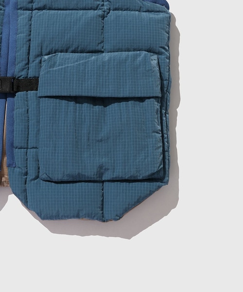 ADAM ET ROPE'(アダムエロペ)の「【HELLA GREEN/ヘラグリーン】Ripstop Nylon Down Vest(ダウンベスト・メンズ・グレー/ブルー・L/M)」の9枚目の写真