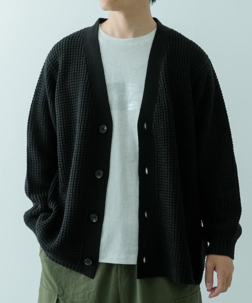 ITEMS URBANRESEARCH(アイテムズ アーバンリサーチ)の「ワッフル編み Vネックニットカーディガン(カーディガン/ボレロ・メンズ・MOC/OFF/BLK/CHA/OLV・S/M/L)」の2枚目の写真