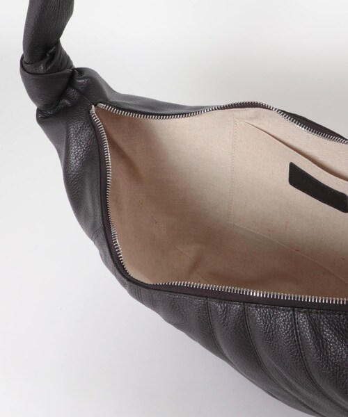 URBAN RESEARCH（アーバンリサーチ）の「LEMAIRE　MEDIUM CROISSANT BAG（ショルダーバッグ・レディース・CHOCOLATE/BLACK・-）」の10枚目の写真