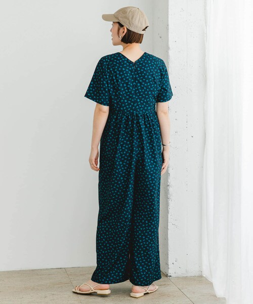 URBAN RESEARCH ROSSO（アーバンリサーチロッソ）の「F by ROSSO　フラワープリントオールインワン（サロペット/オーバーオール・レディース・BLACK/NAVY・36/38）」の2枚目の写真