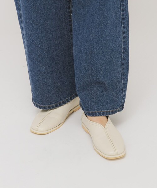 KBF（ケイビーエフ）の「センターシームフラットシューズ（パンプス・レディース・IVORY/BLACK・36/37/38）」の4枚目の写真