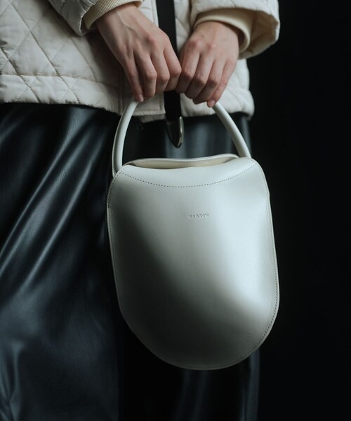 URBAN RESEARCH（アーバンリサーチ）の「MARROW　TWIST TOTE（ハンドバッグ・レディース・USUTAMAGO/BLACK/M WHITE・-）」の5枚目の写真