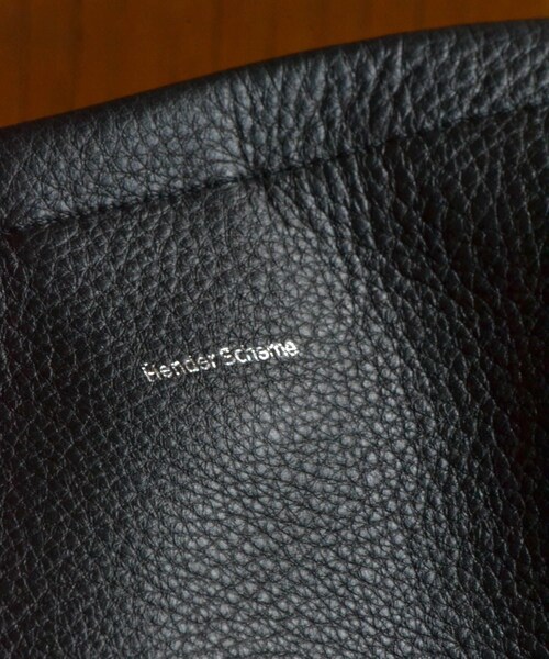 ADAM ET ROPE'(アダムエロペ)の「【HenderScheme/エンダースキーマ】one side belt bag(ショルダーバッグ・メンズ・ブラック・F)」の7枚目の写真